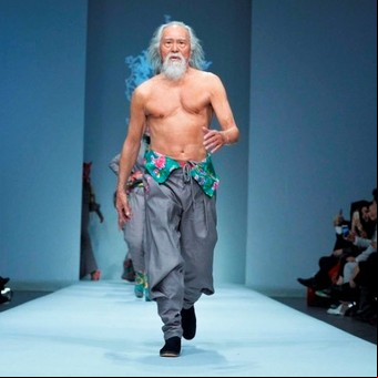 Mirá el video de Deshun Wang, el modelo chino de 80 años que desfila contra los prejuicios