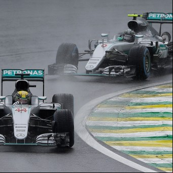 En una carrera accidentada, ganó Hamilton y la definición quedó para la última