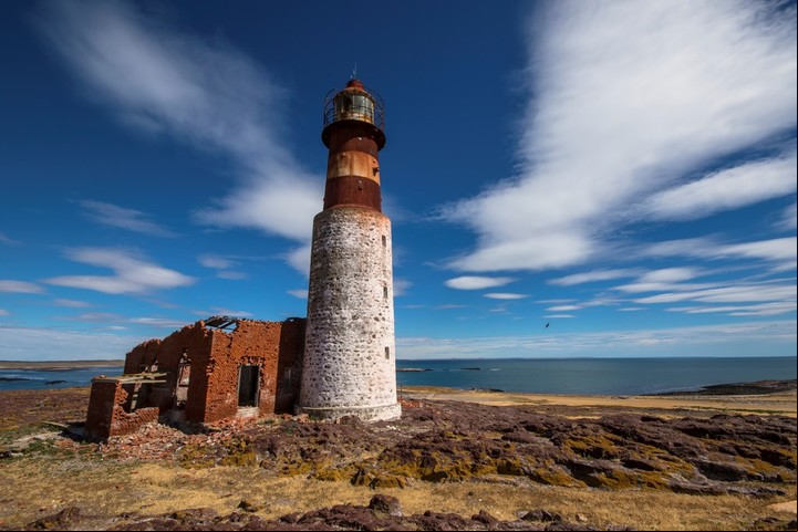 El faro de Isla Pingüino, Puerto Deseado (Darwin Expediciones)