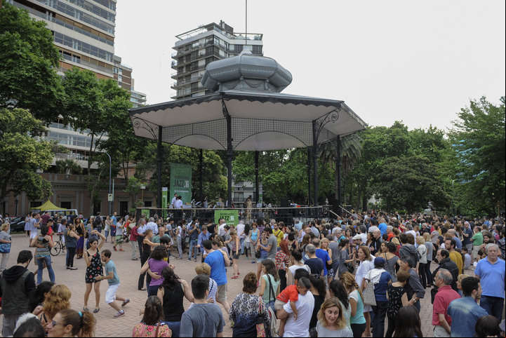 Glorieta. La inauguraron en 1910 y fue bautizada Antonio Malvagni, en honor al músico italiano que creó la Banda Municipal. Se baila tango y se hacen festivales de otros géneros: en este caso, el de jazz, a fines de 2016. Foto: Pedro Lázaro