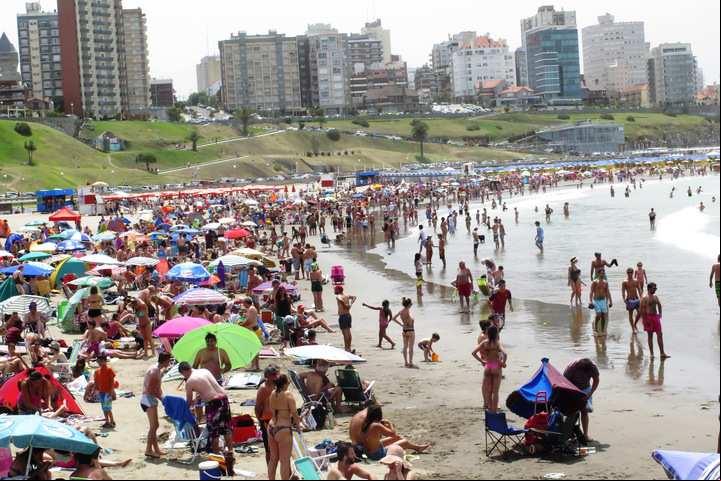 El circuito de la cerveza artesanal se suma a la clásica vida de playa que ofrece Mar del Plata (Fabián Gastiarena).
