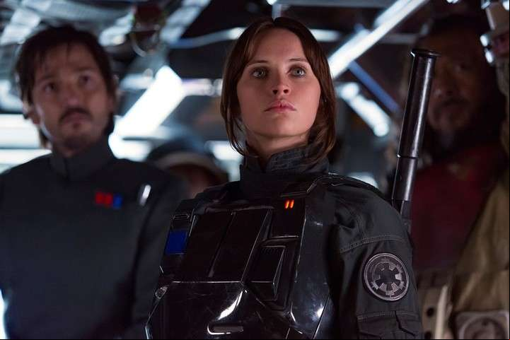 En "Rogue One", Cassian Andor (Diego Luna) y Jyn Erso (Felicity Jones). La película estrenó en diciembre de 2016. Foto Archivo Clarín