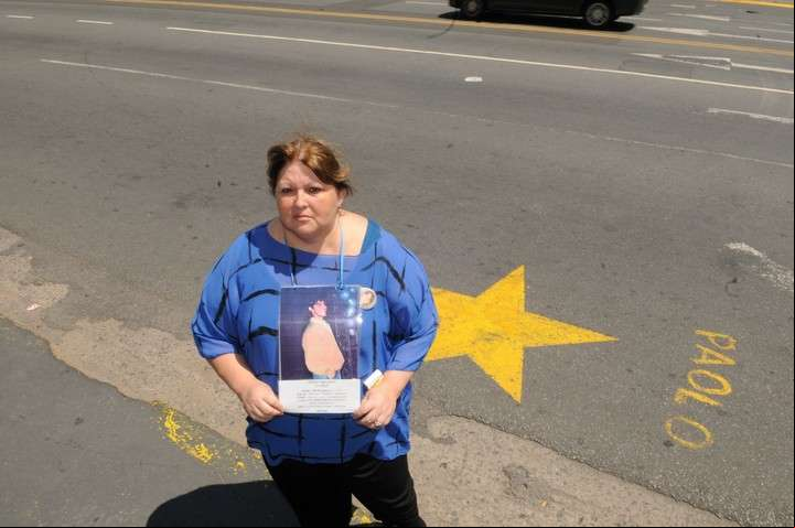 Teresa Mellano y la estrella amarilla que recuerda a su hijo Paolo.