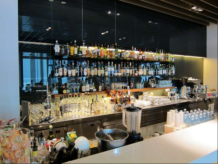 ¿Un trago? En la terminal de primera clase de Lufthansa en Frankfurt hay más de 120 variedades de whisky.