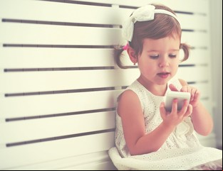 El efecto de los celulares en la salud de bebés y niños menores de 5 años