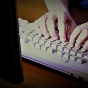 El extraño caso de los manuscritos robados por email, sin que se sepa para qué