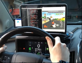 Hackearon el auto familiar para jugar al Mario Kart