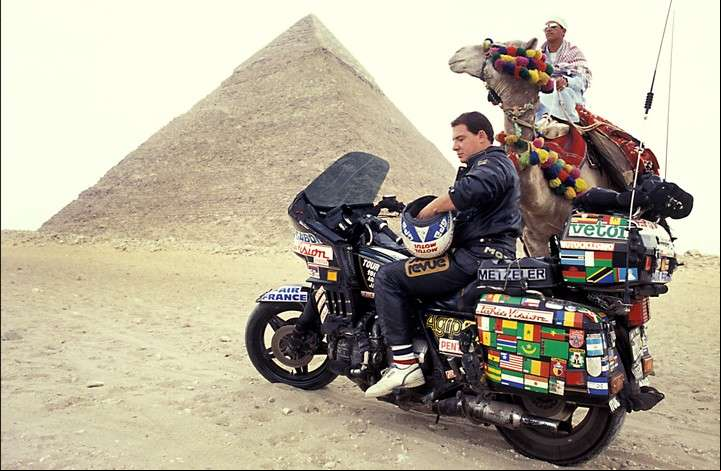 En Egipto, al pie de las pirámides de Guiza. Foto Emilio Scotto