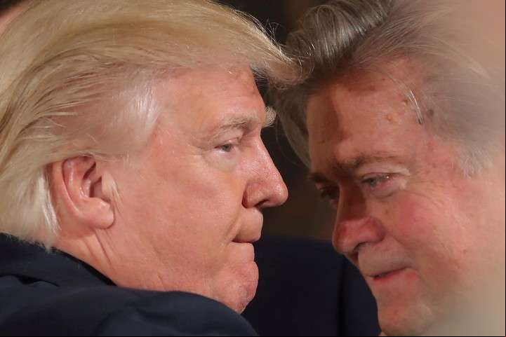 Trump con Bannon cuando trabajaban juntos en enero de 2017.
Foto: REUTERS/Carlos Barria