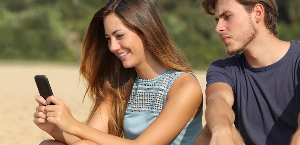 ¿En verdad tu pareja te oculta algo en redes sociales?