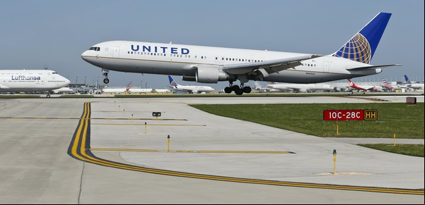 United promete hasta 10.000 dólares de compensación en vuelos con sobreventa