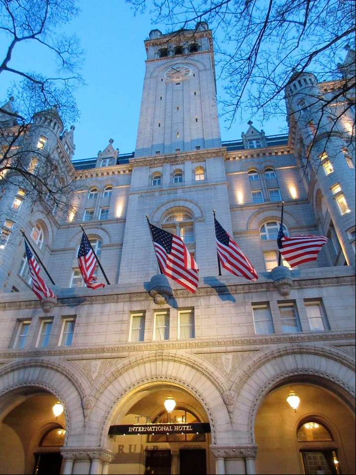 El Trump International Hotel está ubicado en el histórico edificio de la Oficina de Correo.  (AP Photos/Beth J. Harpaz)