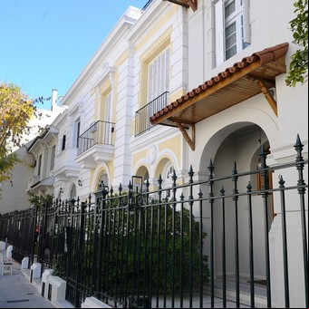 Casas inglesas, cafés con encanto y tranvía antiguo: así es el rincón porteño que parece Londres en Buenos Aires