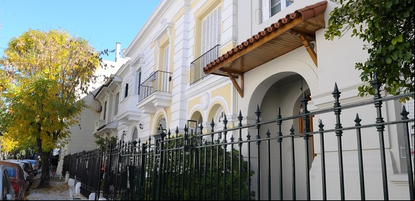 Casas inglesas, cafés con encanto y tranvía antiguo: así es el rincón porteño que parece Londres en Buenos Aires