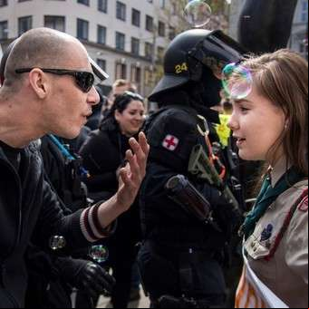 La chica que enfrentó a neonazi, una imagen que se volvió viral