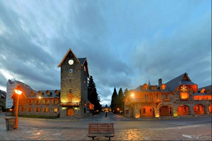 El centro cívico de Bariloche es la primera parada obligada en la ciudad. (Getty Images).