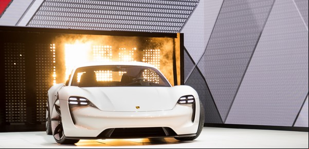 Porsche quiere que en seis años la mitad de sus modelos sean eléctricos