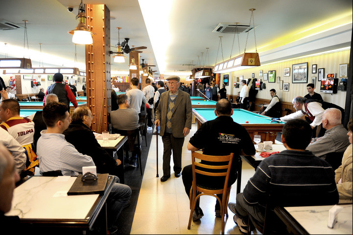 El Café Los 36 Billares sigue siendo un punto de encuentro en el microcentro porteño. Foto: Martín Bonetto - Clarín.