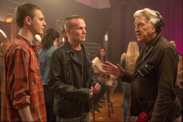 En el set. El realizador de “Terciopelo azul y “Corazón salvaje”, a sus 71 años regresó con la serie que se convirtió en culto. Y también vuelve a encarnar al director del FBI Gordon Cole.