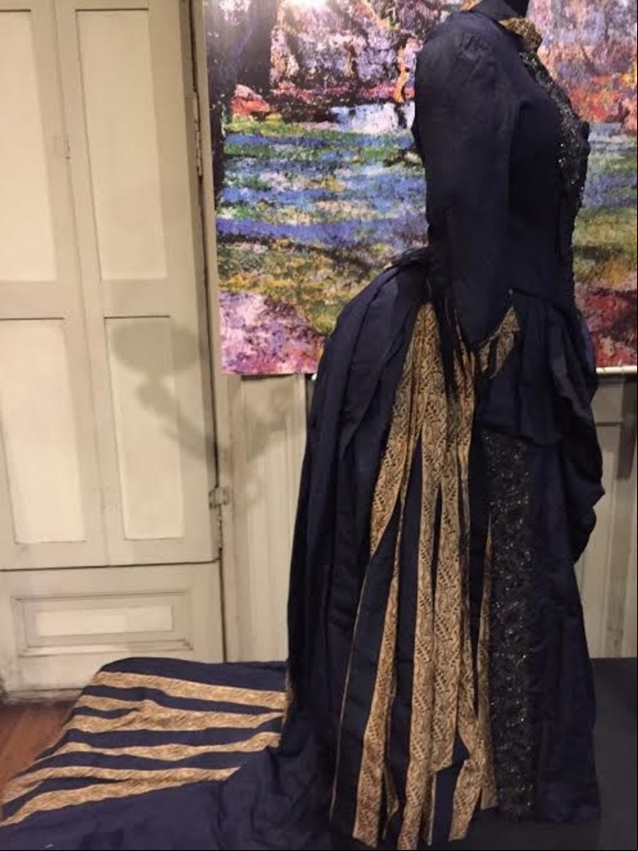 Polisón. Este vestido, con esa armazón en la cola, es de 1870. Gros de seda natural azul, bordado. Desde el Museo cuentan que pronto deberá salir de exposición para preservarlo.