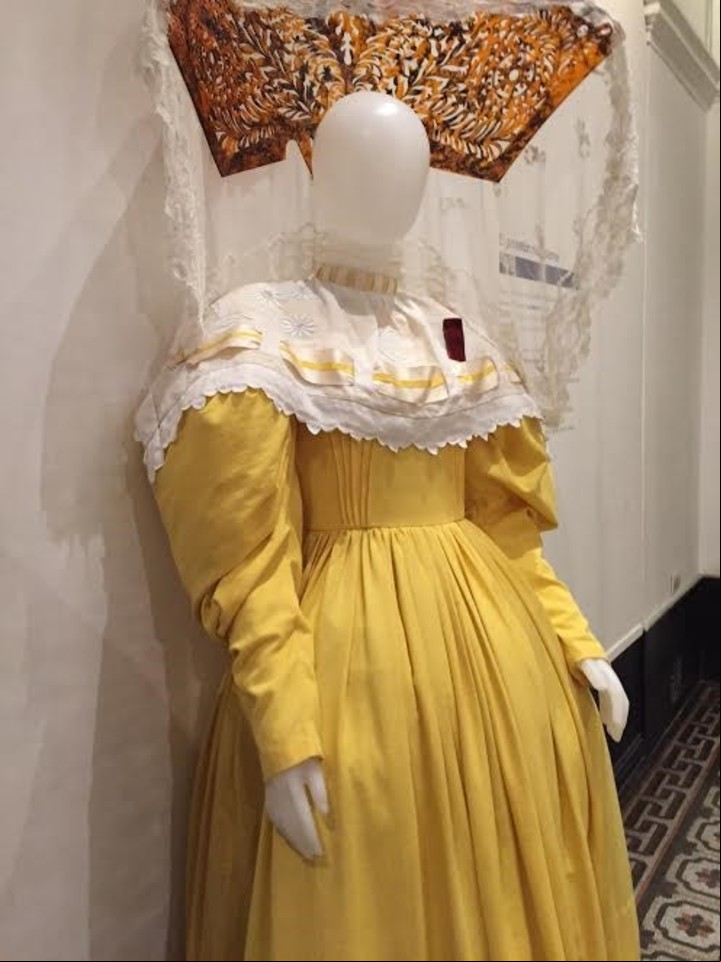 Dama antigua. Look recreado con réplicas de un vestido armado y ampuloso y de un peinetón./ Emiliana Miguelez