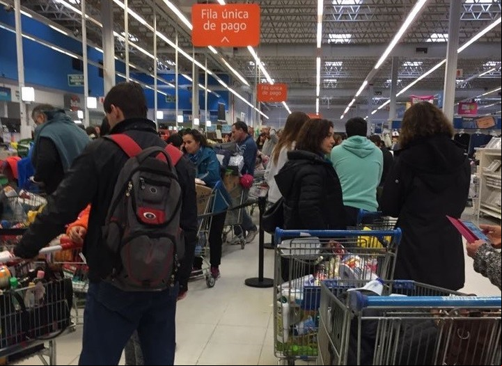 Muchas personas se incomodan en la espera de una fila del supermercado. Foto: Archivo Clarín