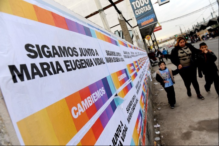 Metro a metro. Una pared con afiches de Cambiemos en Laferrere, donde viven 400.000 personas.
Foto: Lucía Merle