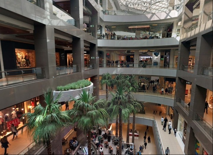 El Costanera Center es el principal centro comercial de Chile.