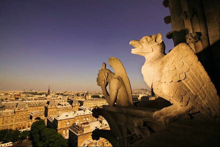 Las gárgolas y la Estirge en los techos de Notre Dame (AFP).
