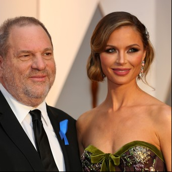 La esposa de Harvey Weinstein le soltó la mano