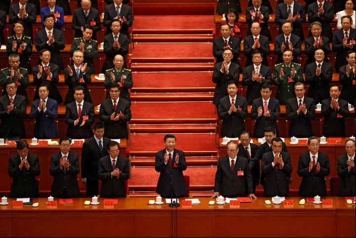 Todos los delegados de pie para aplaudir al presidente Xi Jinping. Su día de gloria. AP