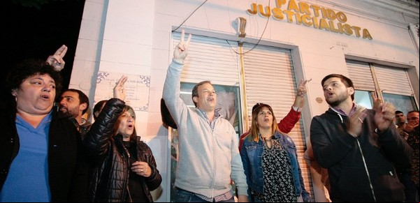 El festejo de Cascallares en Almirante Brown: sacó 12 puntos de ventaja y defendió la mayoría en el Concejo