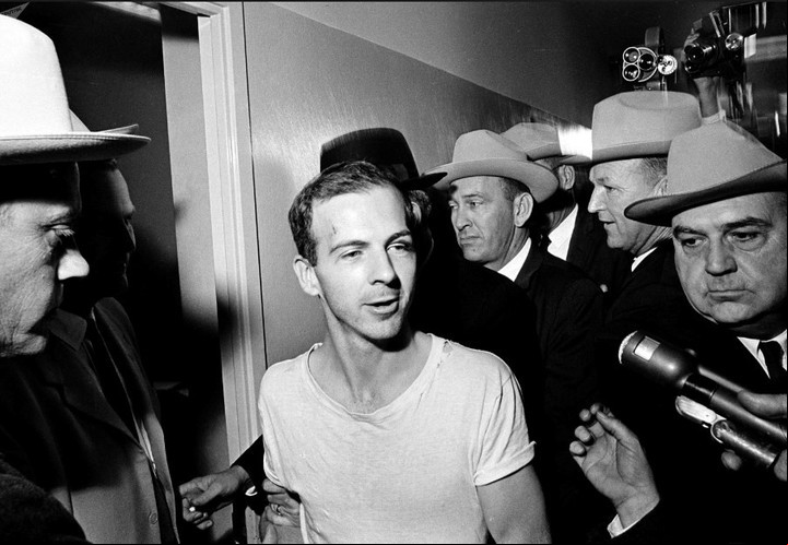 Lee Harvey Oswald responde preguntas de los periodistas. Foto: archivo