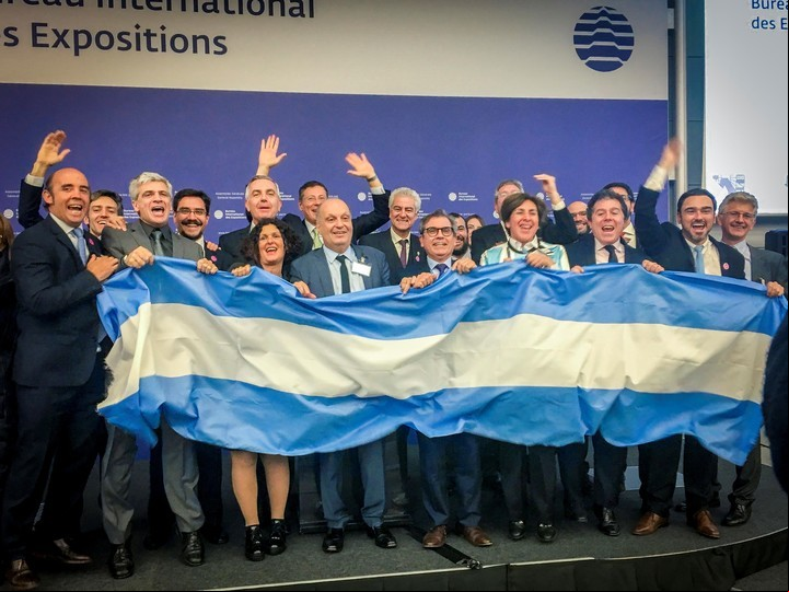 El festejo de la delegación argentina en París, cuando se confirmó la sede de Tecnópolis para la Expo 2023. Foto Noel Smart.
