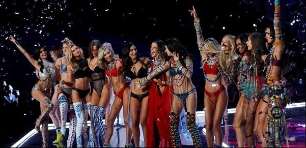 Victoria's Secret llegó a China: las fotos del desfile de la polémica