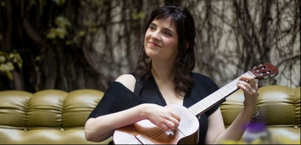 Georgina Hassan y sus delicados susurros nocturnos