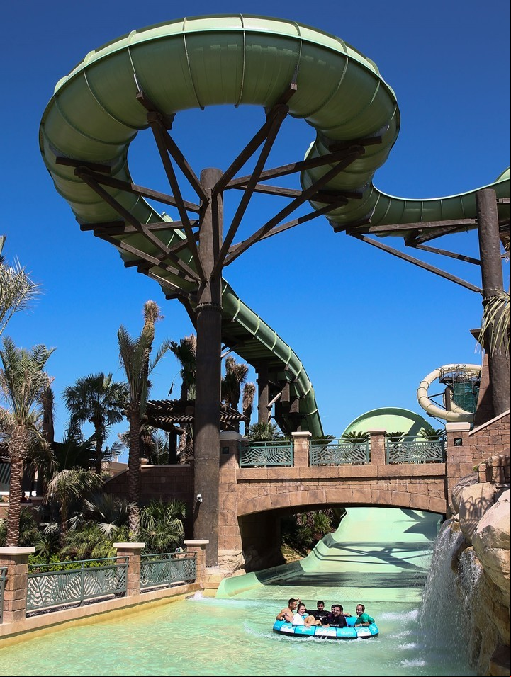 Ríos y toboganes en Aquaventure, Atlantis, The Palm. Diversión a pleno en los parques de agua de Dubai (Atlantis, The Palm).