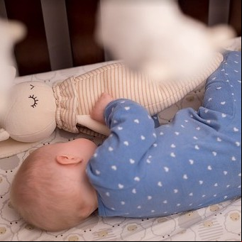 Un muñeco para dormir bebés que reproduce los latidos del corazón de la mamá