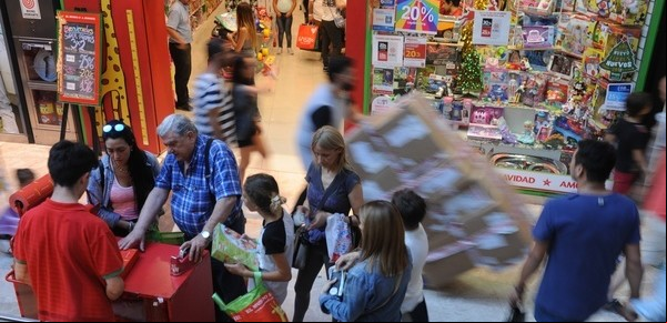 Arranca la maratón de compras navideñas con locales abiertos toda la noche