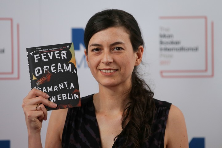 La autora argentina Samanta Schwebli, con su libro 'Fever Dream', en la shortlist del Man Booker International Prize en la iglesia de St James en Londres el 13 de junio de 2017. / AFP PHOTO / Daniel Leal-Olivas