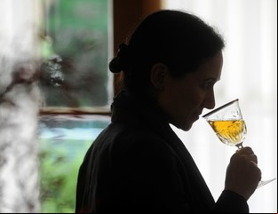 La mujer que vive entre una sala de guardia y los viñedos
