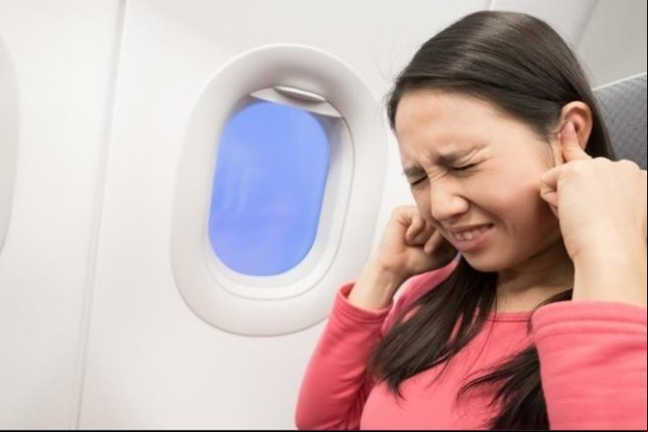 Masticar un chicle, tragar saliva o bostezar ayudan a destapar los oídos durante un vuelo.