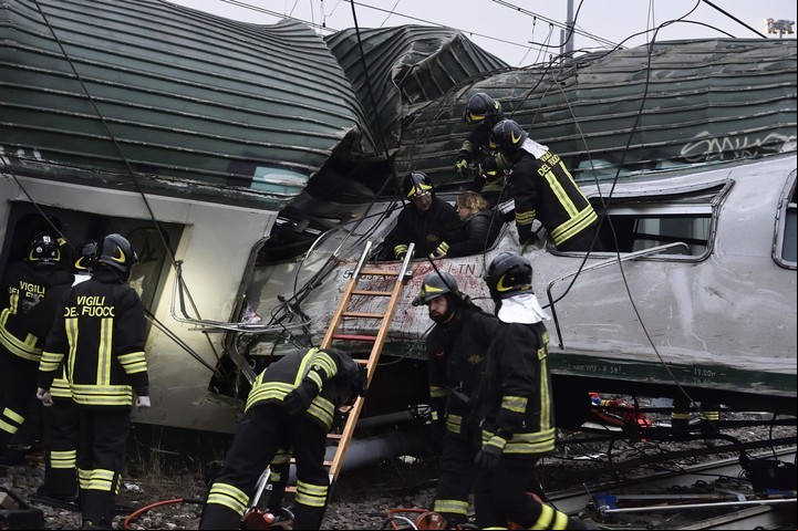 Los rescatistas siguen trabajando en el lugar para lograr evacuar a la totalidad de los pasajeros que viajaban en la formación. ANSA / FLAVIO LOSCALZO