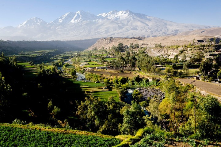 Volcán Chachani y campiña de Arequipa - Gihan Tubbeh