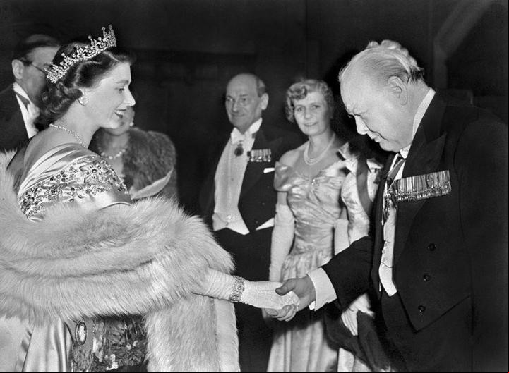 Winston Churchill con la Reina Isabel II.