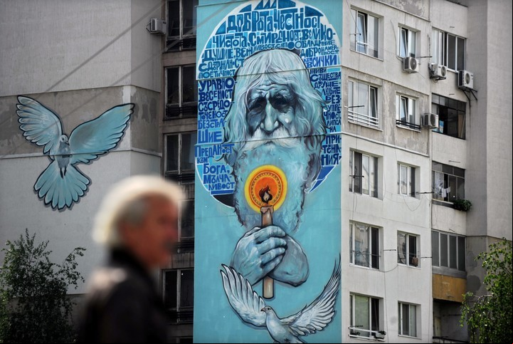 El graffiti con su imagen que ocupa diez pisos en un edificio de Sofía (AFP).