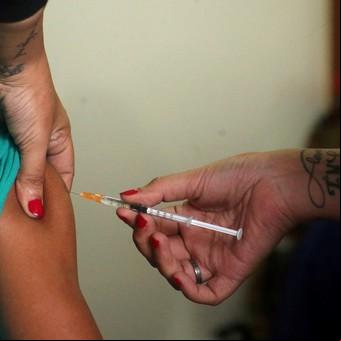 Vacuna del dengue: Quirós dijo que la Nación compró pocas dosis y cuestionó la disparidad de criterios para aplicarlas