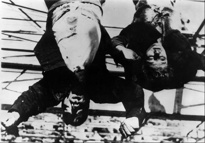 Los cuerpos de Benito Mussolini y Clara Petacci (AP)