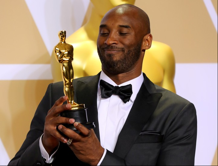 Bryant, feliz con su premio. (REUTERS)
