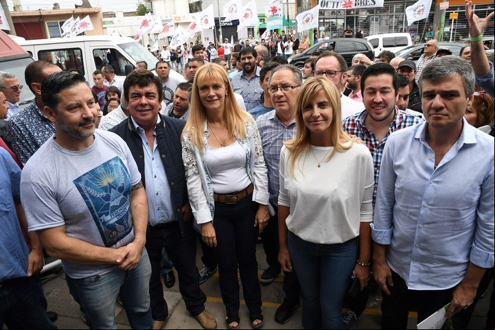 Buenos Aires: Los intendentes Ariel Sujarchuk (Escobar), Mariano Cascallares (Almirante Brown), Juan Zabaleta (Hurlingham) Marisa Fassi, Verónica Magario y el dirigente Fernando Espinoza en la apertura del primer congreso del PJ Bonaerense.
Fotógrafo:Romero José
Personas:
Descalzo Alberto Katopodis Gabriel Arrieta Gustavo Ferraresi Jorge Mussi Juan José Zabaleta Juan Pereyra Julio Vidal María Eugenia Cascallares Mariano Insaurralde Martín Plaini Omar Moyano Pablo Magario Verónica Zamora Julio Nardini Leonardo Menéndez Gustavo Sujarchuk Ariel Ariel Sujarchuk Mariano Cascallares Marisa Fassi Congreso del PJ Bonaerense justicialismo partido justicialista reuniones